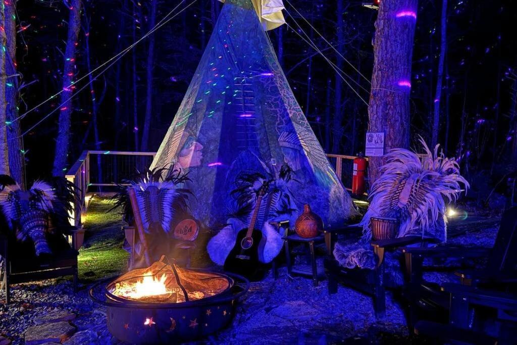Enchanted Forest Cabin And Teepee! Lights & Laser Show! Private Hot Tub! Unique Stay! Sevierville Exterior photo